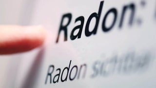 Schriftzug des Wortes Radon: In Ulm wird ein Bürogebäude der Stadt nun über längere Zeit auf die Belastung mit dem gefährlichen Gas Radon hin untersucht. (Symbolfoto)