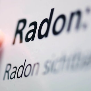 Schriftzug des Wortes Radon: In Ulm wird ein Bürogebäude der Stadt nun über längere Zeit auf die Belastung mit dem gefährlichen Gas Radon hin untersucht. (Symbolfoto)