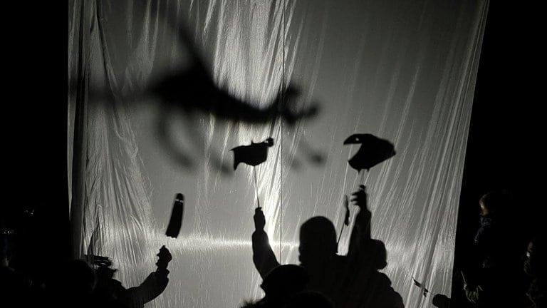 Schattenspiel auf einer hellen Leinwand: "Abendglimmen" heißt das Event, dass am Freitag und Samstag in Ulm an der Böfinger Halde stattfindet: Künstler haben zusammen mit Schulklassen entlang einem Waldpfad Lichtskulturen aufgestellt. Mitmachen ging auch, wie an dieser Station. (1.11.)