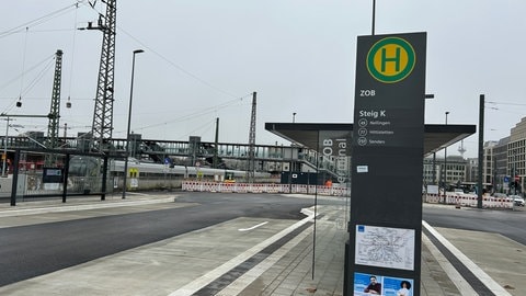 Der neue ZOB liegt direkt am Ulmer Hauptbahnhof - im Hintergrund ist der Steg über die Gleise zu sehen. 