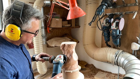 Martin Mayer macht Urnen aus Holz. Aus dem Kern des Rohlings entsteht ein Kunstwerk, als Erinnerung für die Hinterbliebenen.