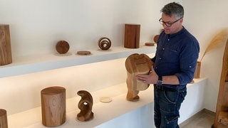 Martin Mayer macht Urnen aus Holz und Kunstwerke als Erinnerung für die Hinterbliebenen. Für diese herzförmige Urne und eine weitere hat der Holzkünstler den German Design Award 2025 des "German Design Council" (Rat für Formgebung) erhalten.