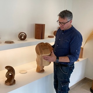 Martin Mayer macht Urnen aus Holz und Kunstwerke als Erinnerung für die Hinterbliebenen. Für diese herzförmige Urne und eine weitere hat der Holzkünstler den German Design Award 2025 des "German Design Council" (Rat für Formgebung) erhalten.