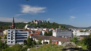 Seit dem 19. Jahrhundert ein wichtiger Wirtschaftsstandort in Ostwürttemberg: Die Stadt Heidenheim. Doch angesichts von Arbeitsplatzabbau und Verlagerung blicken Unternehmen und Gewerkschaft mit Sorge auf die Zukunft des Industriestandorts.