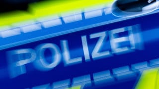 Die Fahrertür eines Streifenwagens: Ein Vater raste in Günzburg mit seiner Tochter ins Krankenhaus - und sieht nun mehreren Anzeigen entgegen. Das Kind war nur leicht verletzt, der Mann selbst stand unter Drogen und hatte keinen Führerschein. (Symbolbild)