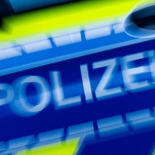 Die Fahrertür eines Streifenwagens: Ein Vater raste in Günzburg mit seiner Tochter ins Krankenhaus - und sieht nun mehreren Anzeigen entgegen. Das Kind war nur leicht verletzt, der Mann selbst stand unter Drogen und hatte keinen Führerschein. (Symbolbild)