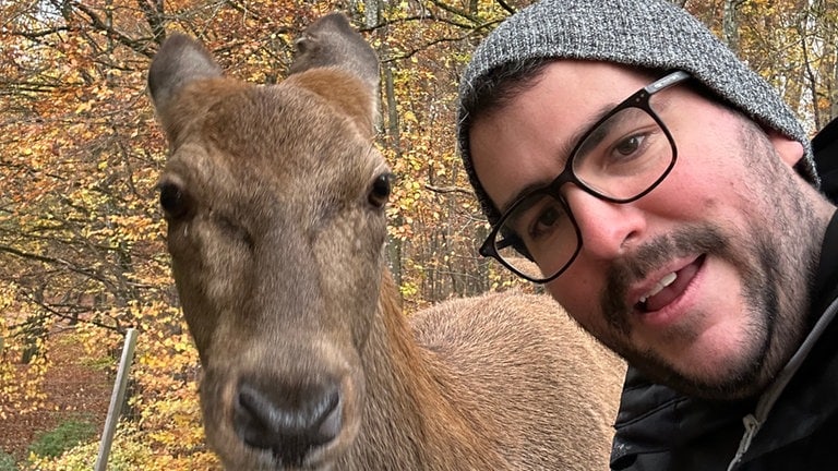 Ein Selfie mit der Hirschkuh Gretl aus Heidenheim links im Bild und der SWR Reporter Dennis Bechtold rechts.