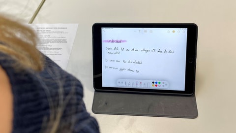 "Widerstand" steht auf dem Tablet einer Schülerin der Kocherburgschule in Aalen. Die Jugendlichen beschäftigen sich in einem Projekt mit der Widerstandsgruppe "Weiße Rose" und mit der NS-Zeit.