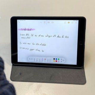 "Widerstand" steht auf dem Tablet einer Schülerin der Kocherburgschule in Aalen. Die Jugendlichen beschäftigen sich in einem Projekt mit der Widerstandsgruppe "Weiße Rose" und mit der NS-Zeit.