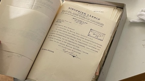 Schriftliche Verhandlungen zwischen dem damaligen Kurator des Museums Ulm und Siegfried Lämmle. Durch den Druck der Nazis hat Lämmle seine Werke zu sehr günstigen Preisen abgegeben.