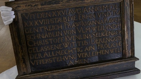 Diesen Epitaph, ein Gedächtnismal an eine verstorbene Ulmerin, kaufte das Museum Ulm Siegfried Lämmle zu einem extrem niedrigen Preis ab.