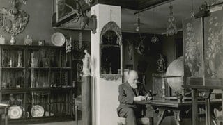 Siegfried Lämmle in seiner Kunst- und Antiquitätenhandlung in München. Die Nationalsozialisten zwangen ihn diese im Jahr 1935 zu schließen. Seine Kunstwerke musste der Kunstsammler aus Laupheim zu Schleuderpreisen verkaufen.