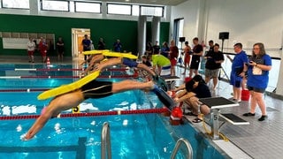 Die 26. Baden-Württembergischen Seniorenmeisterschaften im Rettungsschwimmen haben am Samstagvormittag in Langenau (Alb-Donau-Kreis) begonnen. Mehr als 270 Schwimmer und Schwimmerinnen nehmen teil. Sie messen sich unter anderem im Schwimmen mit Flossen und sie tauchen unter Hindernissen durch. Auch Puppen kommen zum Einsatz und müssen "gerettet" werden.