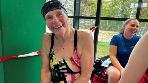 Margarete Beideck aus Karlsruhe-Durlach ist 83 Jahre und schwimmt weiter bei Meisterschaften mit, auch in Langenau war sie dabei.