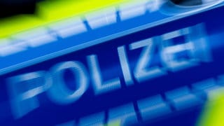 Bei einem Unfall auf der A7 bei Vöhringen (Kreis Neu-Ulm) ist am Samstag (9.11.24) ein Pferdeanhänger umgestürzt (Symbolfoto).