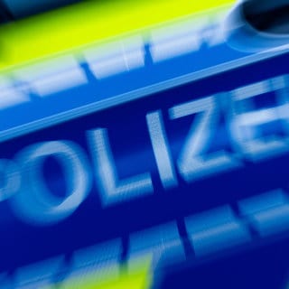 Bei einem Unfall auf der A7 bei Vöhringen (Kreis Neu-Ulm) ist am Samstag (9.11.24) ein Pferdeanhänger umgestürzt (Symbolfoto).