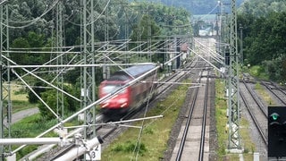 Eine Diesellok fährt auf der Südbahnstrecke von Ulm nach Friedrichshafen. Wegen Gleisbauarbeiten am Ulmer Hauptbahnhof müssen Reisende in den nächsten Tagen jedoch mit Zugausfällen rechnen.