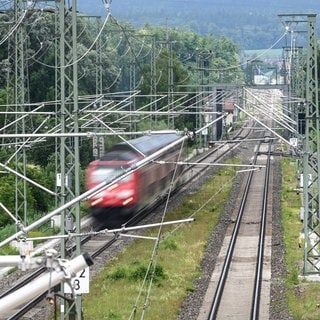 Eine Diesellok fährt auf der Südbahnstrecke von Ulm nach Friedrichshafen. Wegen Gleisbauarbeiten am Ulmer Hauptbahnhof müssen Reisende in den nächsten Tagen jedoch mit Zugausfällen rechnen.