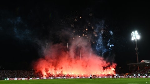 Beim Erstrundenspiel im DFB-Pokal in Ulm hatten Anhänger des FC Bayern München im August mindestens 70 Bengalos und vier Feuerwerksbatterien gezündet. Das kommt den Bundesligisten teuer zu stehen.