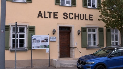 Die alte Schule mit ihrer terrakottafarbenen Fassade und den grünen Fensterläden im Zentrum Nattheims beherbergt heute das Korallen- und Heimatmuseum.