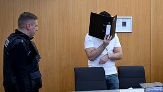 Ein 23-jähriger ehemaliger Schüler muss sich wegen versuchten Totschlags an einem Lehrer in Ulm-Wiblingen vor dem Landgericht Ulm verantworten. Im Prozess ist das Opfer schwer belastet worden. Die Polizei fand auf dessem Handy Nacktfotos von Schülern. 