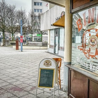 Vor der Kneipe am Neu-Ulmer Donaucenter sind Blutflecken auf dem Boden zu sehen.