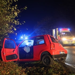 Ein roter Polo im Straßengraben am Berliner Ring in Ulm: Ein 27-jähriger Mann hat das Auto erst in der Ulmer Innenstadt geklaut und ist dann damit schwer verunglückt.   