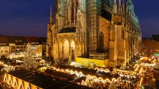 Rund eine Millionen Menschen besuchen jährlich den Weihnachtsmarkt in Ulm, 2024 dauert er von Montag, 25. November bis Montag, 22. Dezember.