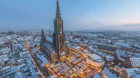 Der Weihnachtsmarkt rund um das Münster in Ulm geht von Montag, 25. November bis Montag, 22. Dezember 2024