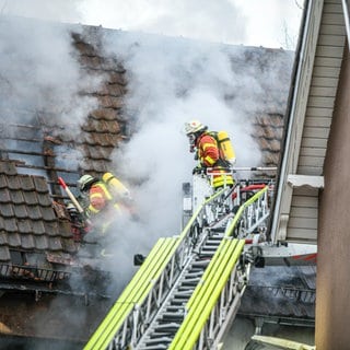 Das Feuer in einer Obdachlosenunterkunft in Aalen ist möglicherweise gelegt worden. Das geht laut Polizei aus Zeugenbefragungen hervor.