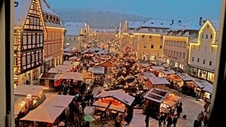 Marktbuden umrahmt von Fachwerkhäusern: Der Schwäbisch Gmünder Weihnachtsmarkt im vergangenen Jahr (Archivbild).