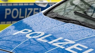 Die Polizei ist am Montag nach einem Raubüberfall in einem Laden in Jettingen-Scheppach (Kreis Günzburg) mit drei Dutzend Streifenwagen im Einsatz gewesen.