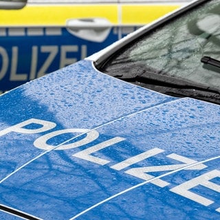 Die Polizei ist am Montag nach einem Raubüberfall in einem Laden in Jettingen-Scheppach (Kreis Günzburg) mit drei Dutzend Streifenwagen im Einsatz gewesen.