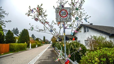 Ein geschmückter Maibaum an einem Haus. Feiern im Mai: Ein geschmückter kleiner Maibaum an einem Haus in Bartholomä (Ostalbkreis) auf der Schwäbischen Alb - als eine Art Kundgebung der Liebe (Archivbild).