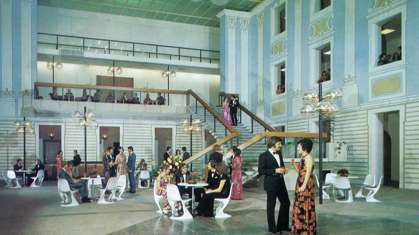 Ein Ball im Innenhof des Kulturzentrums Prediger in den 1970er Jahren, mit zeitgenössischen Frisuren und Garderobe