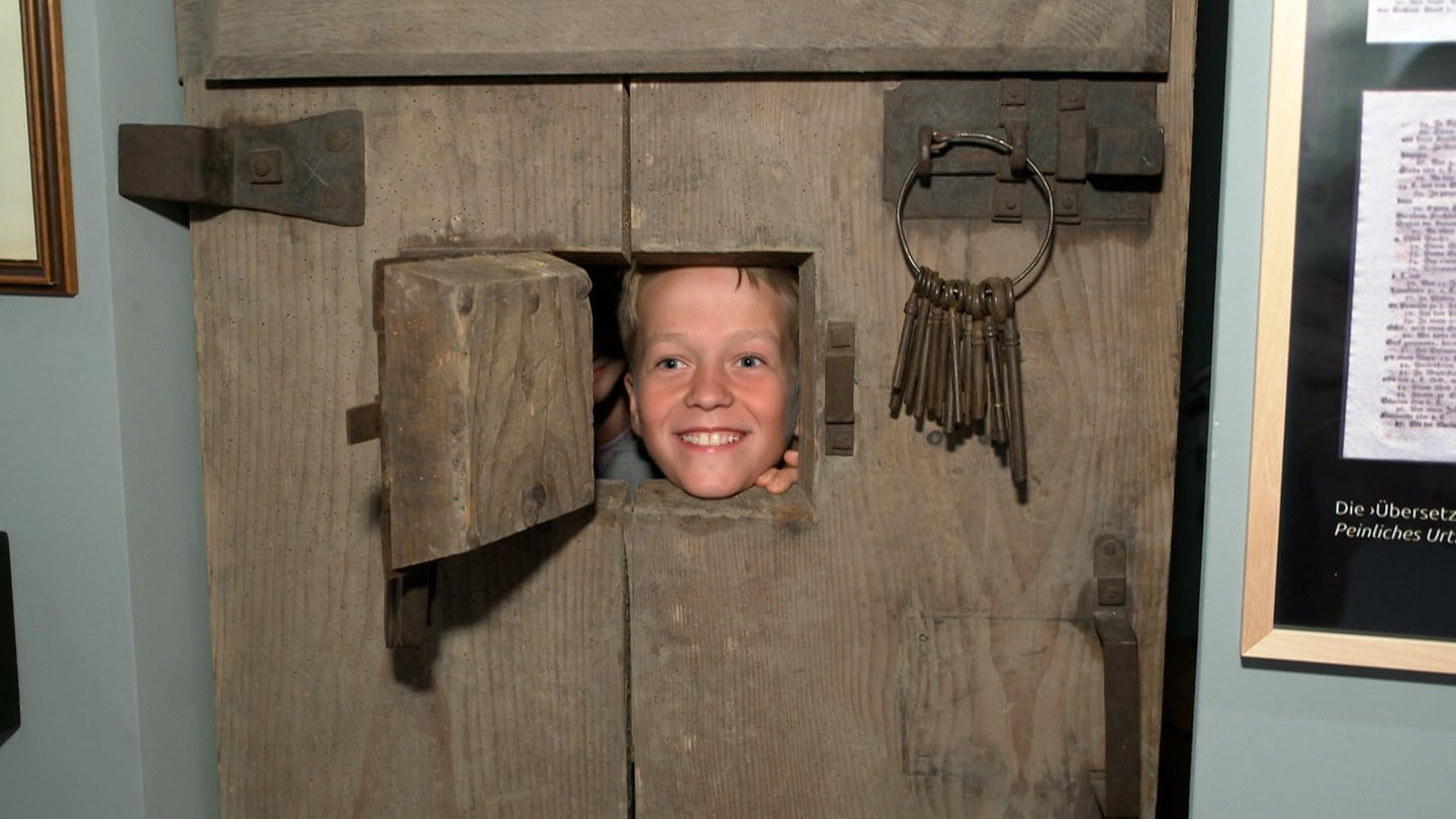 Eine historische Gefängnistür im Malefiz-Museum in Oberdischingen. Die ersten Besucher hatten jedenfalls ihren Spaß.