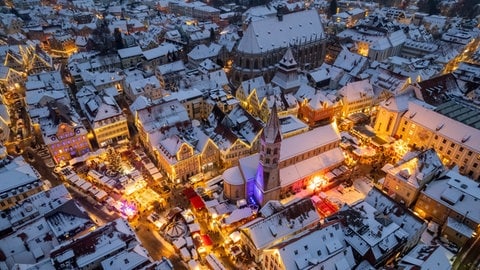 Der Schwäbisch Gmünder Weihnachtsmarkt in der Dämmerung aus der Luft