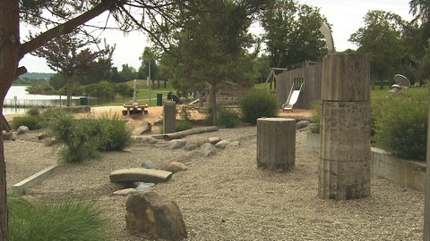 Ein Spielplatz mit Geräten in römischem Stil.  So nah ist Europa in Aalen: Ein Abenteuer- und  Wasserspielplatz in römischem Stil. Finanziert mit Mitteln aus dem Leader-Fonds der EU zur Förderung des ländlichen Raums.