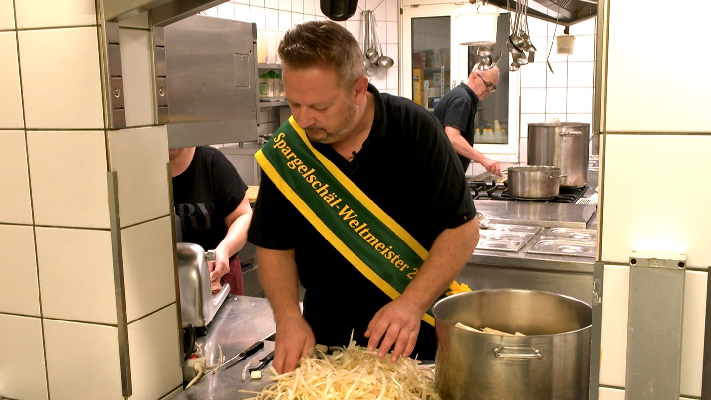 Karl-Heinz Huljina ist Weltmeister im Spargel schälen.