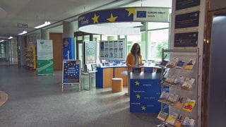 Ein Service-Center mit Informationsmaterial über Europa. Der Europoint im Landratsamt des Ostalbkreises in Aalen. Die Europabeauftragte des Kreises, Andrea Hahn, kontrolliert die Vollständigkeit der zur EU und Europa ausgelegten Broschüren.