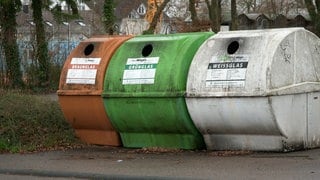 Ein brauner, ein grüner und ein weißer Glascontainer nebeneinander in Langenau. Dort fand Lebensretter Andreas Bichert ein Neugeborenes. Am Montag wurde er mit dem XY-Preis ausgezeichnet.