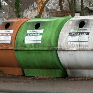 Ein brauner, ein grüner und ein weißer Glascontainer nebeneinander in Langenau. Dort fand Lebensretter Andreas Bichert ein Neugeborenes. Am Montag wurde er mit dem XY-Preis ausgezeichnet.