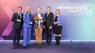 Moderator Rudi Cerne, ZDF-Programmdirektorin Nadine Bilke, Preisträger Andreas Bichert, Schauspieler und Laudator Johannes Hendrik Langer und Bundesinnenministerin Nancy Faeser (SPD) (v.l.n.r.) nach der Verleihung des XY-Preises.