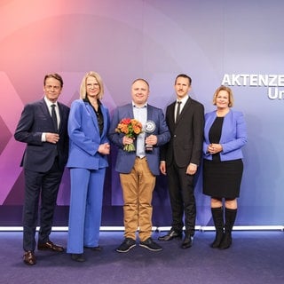 Moderator Rudi Cerne, ZDF-Programmdirektorin Nadine Bilke, Preisträger Andreas Bichert, Schauspieler und Laudator Johannes Hendrik Langer und Bundesinnenministerin Nancy Faeser (SPD) (v.l.n.r.) nach der Verleihung des XY-Preises.