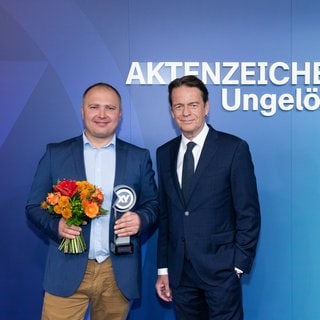 Andreas Bichert aus Langenau und Moderator Rudi Cerne nach der Verleihung des XY-Preises. Andreas Bichert hatte in Langenau (Alb-Donau-Kreis) ein Neugeborenes aus einem Glascontainer gerettet, er wurde am Montagabend ausgezeichnet.