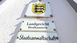 Ein Schild mit der Aufschrift "Landgericht Strafkammern" am Gebäude des Landgerichts Ellwangen: Dort beginnt am Mittwoch der Prozess gegen fünf Angeklagte. Einer von ihnen soll beim Stadtfest in Schwäbisch Gmünd einen 18-Jährigen mit einem Messer lebensgefährlich verletzt haben.