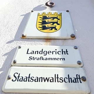 Ein Schild mit der Aufschrift "Landgericht Strafkammern" am Gebäude des Landgerichts Ellwangen: Dort beginnt am Mittwoch der Prozess gegen fünf Angeklagte. Einer von ihnen soll beim Stadtfest in Schwäbisch Gmünd einen 18-Jährigen mit einem Messer lebensgefährlich verletzt haben.