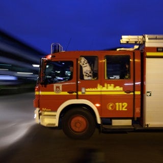 Ein Fahrzeug der Feuerwehr auf der Anfahrt (Symboldbild). In Heidenheim sind bei einem Feuer in einem Mehrfamilienhaus am Dienstagabend drei Menschen verletzt worden.