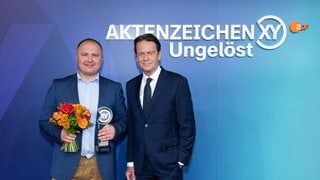 Andreas Bichert aus Langenau und Moderator Rudi Cerne nach der Verleihung des XY-Preises. Andreas Bichert hatte in Langenau (Alb-Donau-Kreis) ein Neugeborenes aus einem Glascontainer gerettet, er wurde am Montagabend ausgezeichnet.