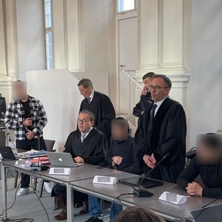 Der 18-jährige Hauptangeklagte hat im Prozess wegen versuchten Mordes am Landgericht Ellwangen am Mittwochnachmittag die Tat gestanden. Er ließ über seinen Rechtsanwalt erklären, er werde Schmerzensgeld an das Opfer zahlen.